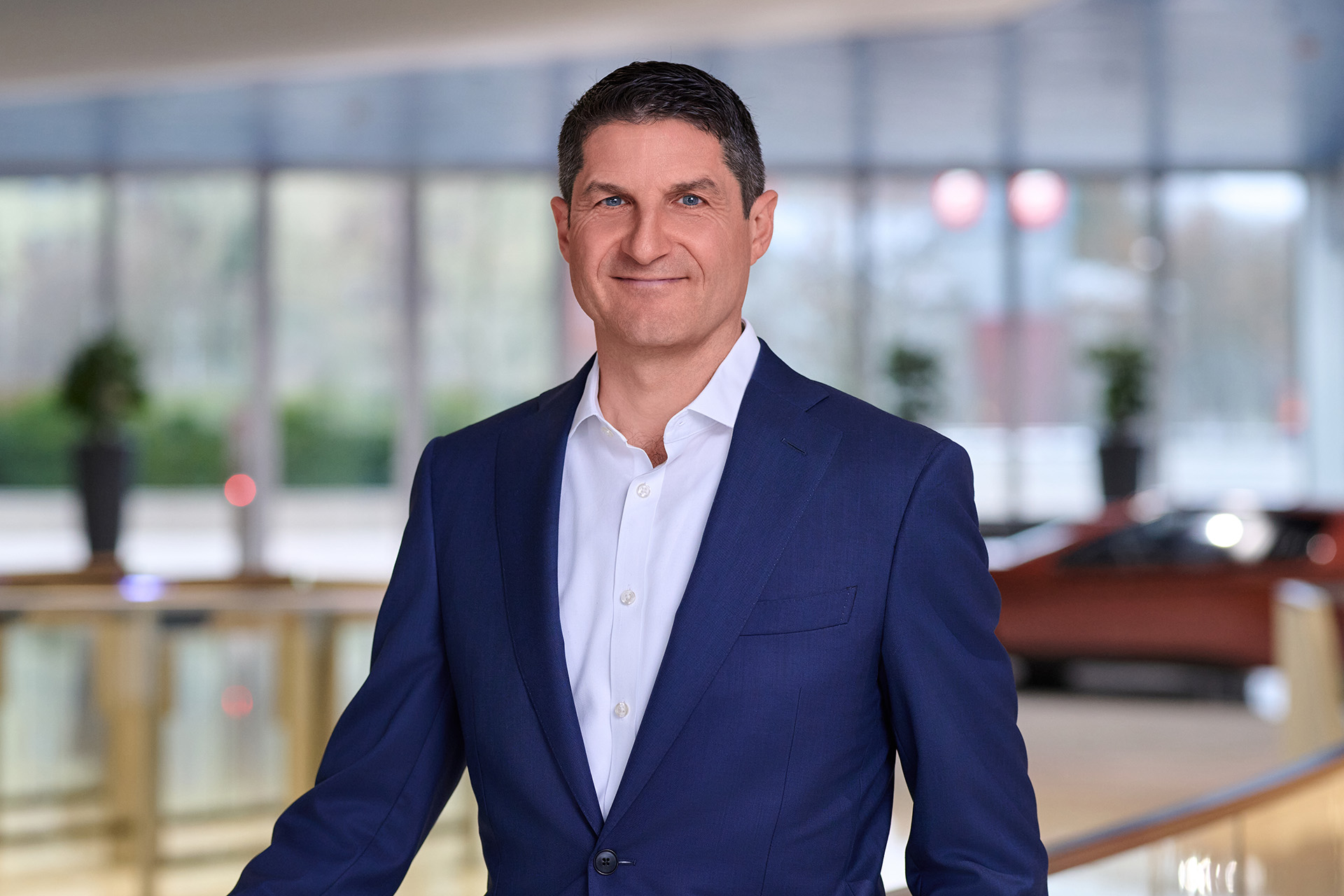 Portrait photo des Leiter Investor Relations Adam Sykes