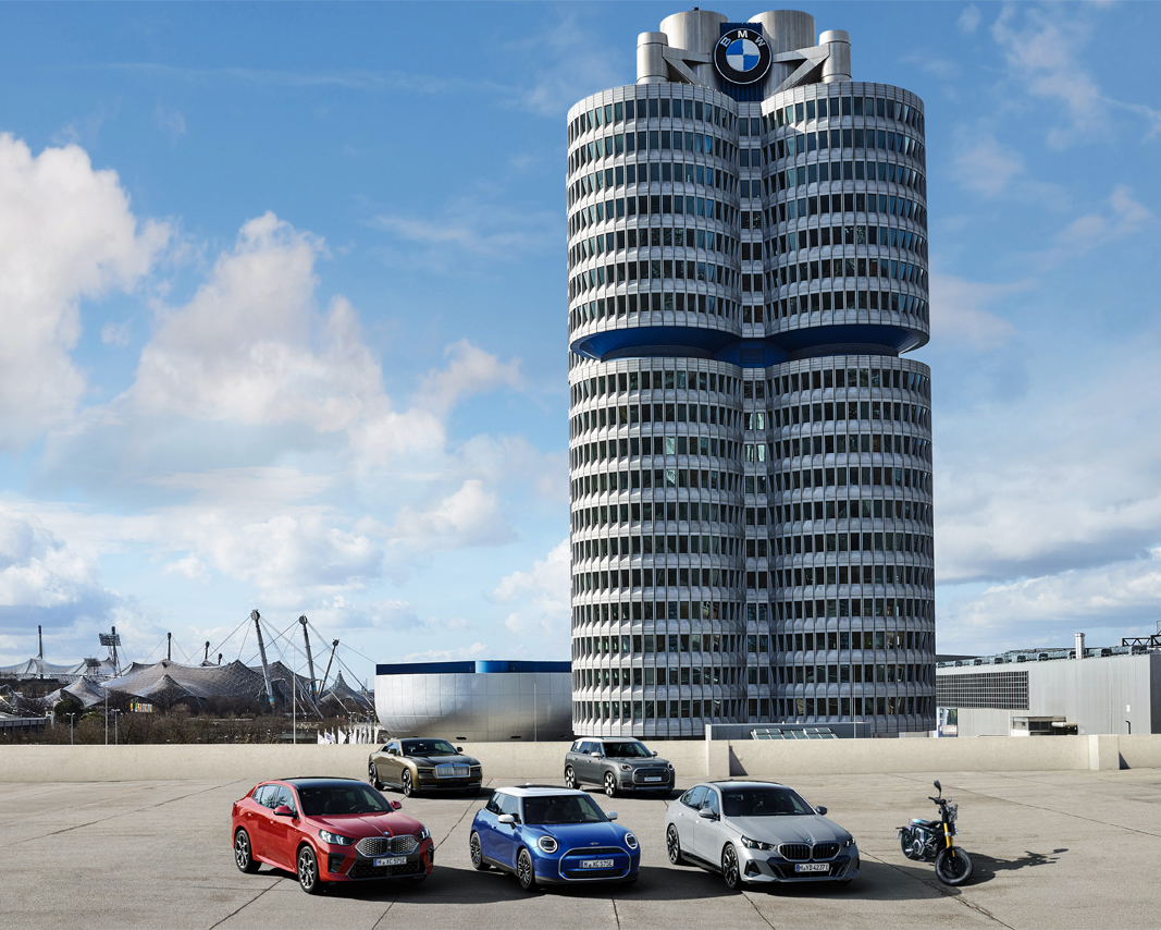 Fahrzeuge der BMW Group parken vor dem BMW Vierzylinder