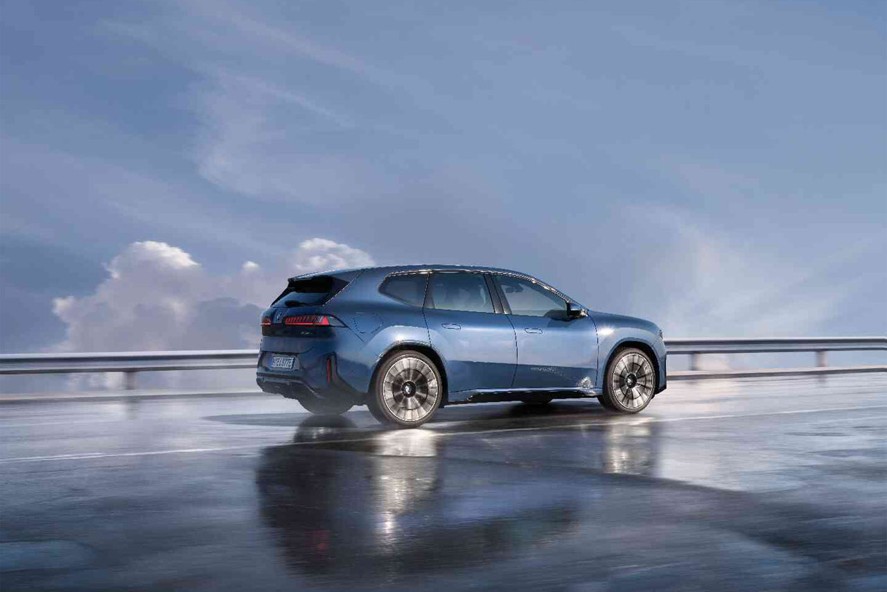 BMW Neue Klasse Elektro-Konzeptfahrzeug in modernem Design, fährt auf einer Straße.