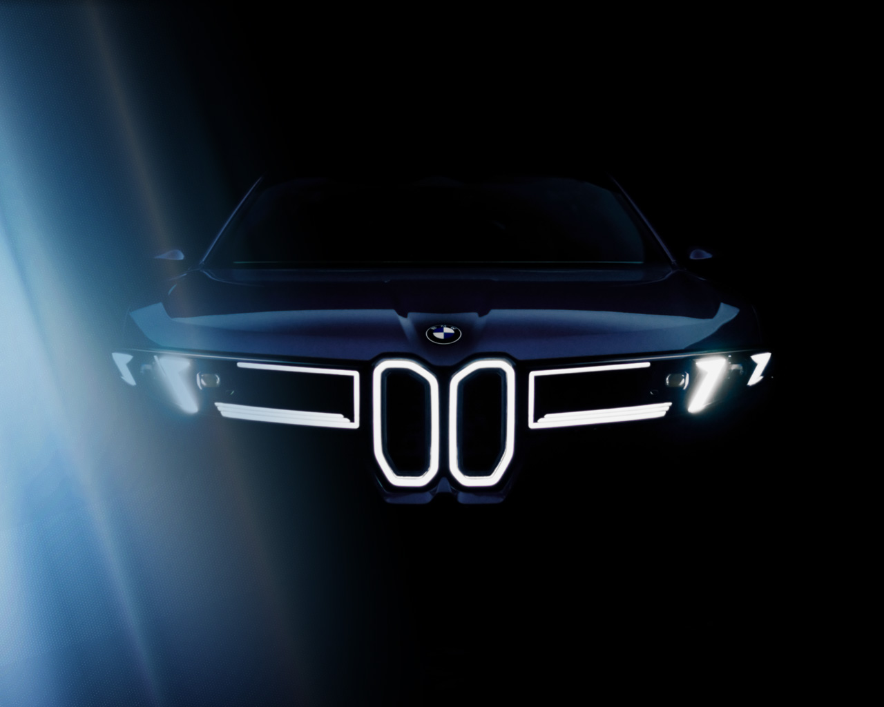 Frontansicht eines BMW iX3 im Dunkeln mit flimmerndem Licht von der linken Seite.