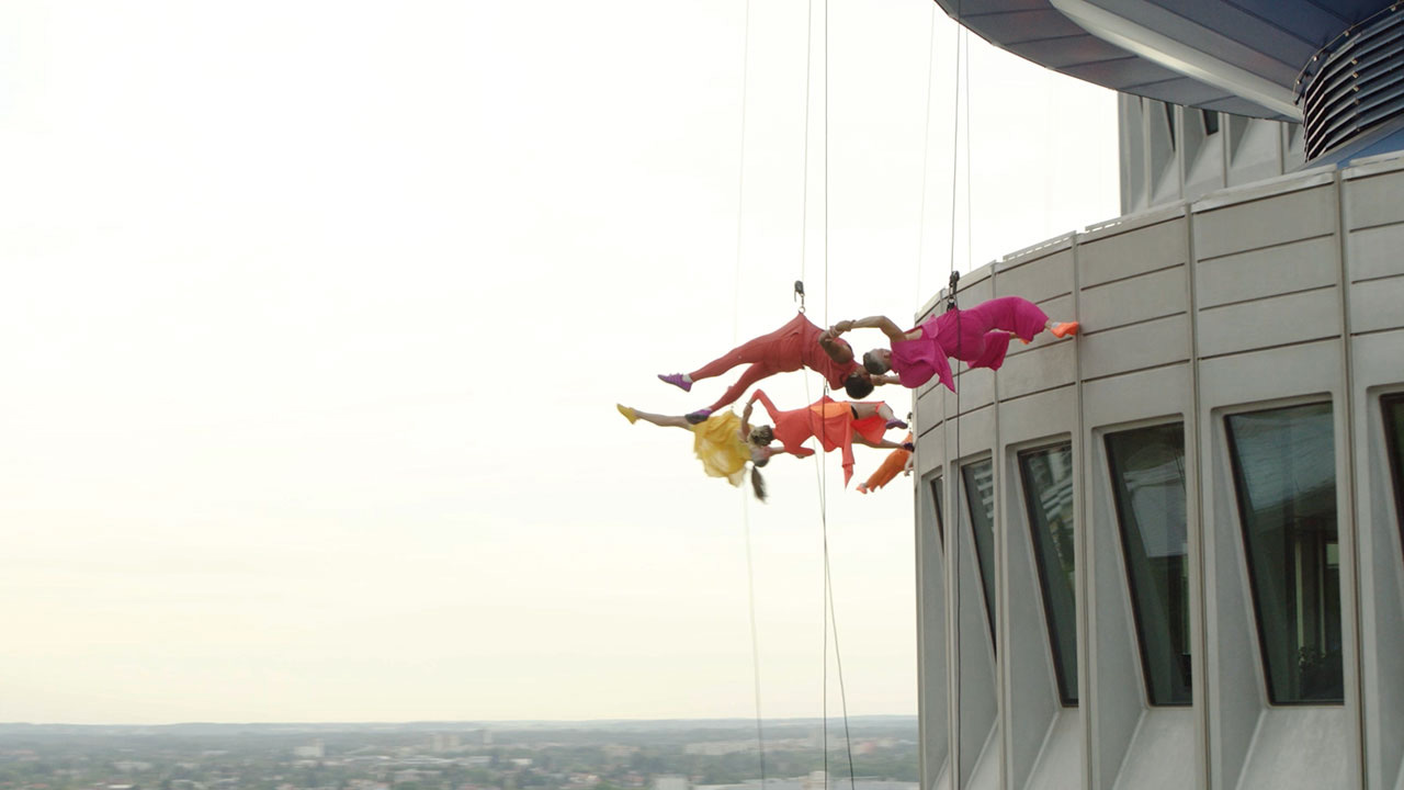   Bandaloop bei einer Performance an der Fassade des BMW Vierzylinders.
