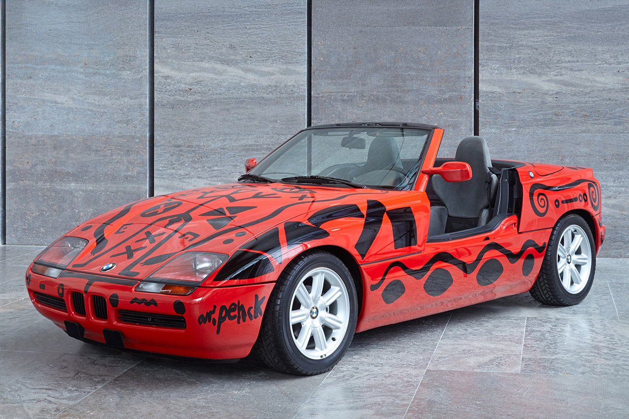 Roter BMW Z1 mit Schwarzen Linien und Mustern aufgemalt.