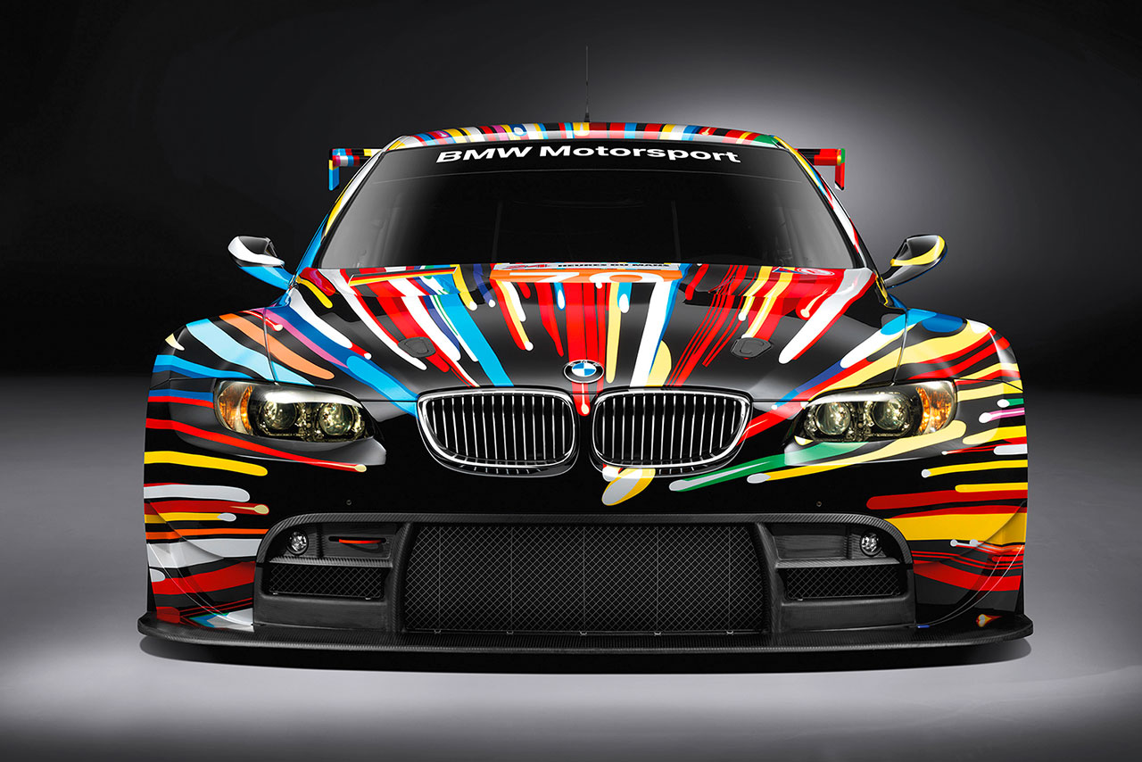 BMW M3 GT2 in Schwarz Mit Bunten Linien, welche von der Front bis zum Heck verlaufen
