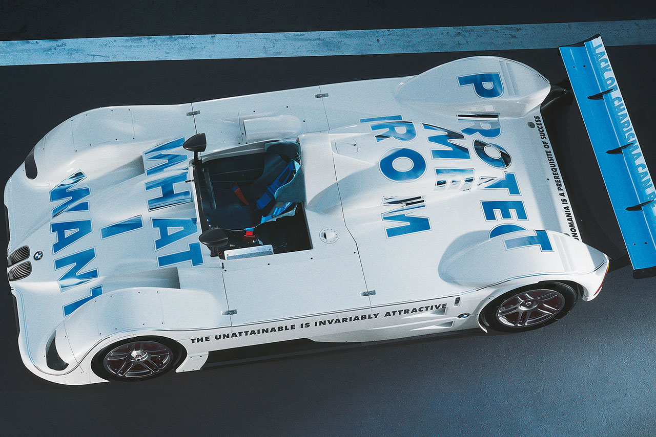 Vogelperspektive auf den BMW V12 LMR in weiß mit der Aufschrift "Protect me from what I want"