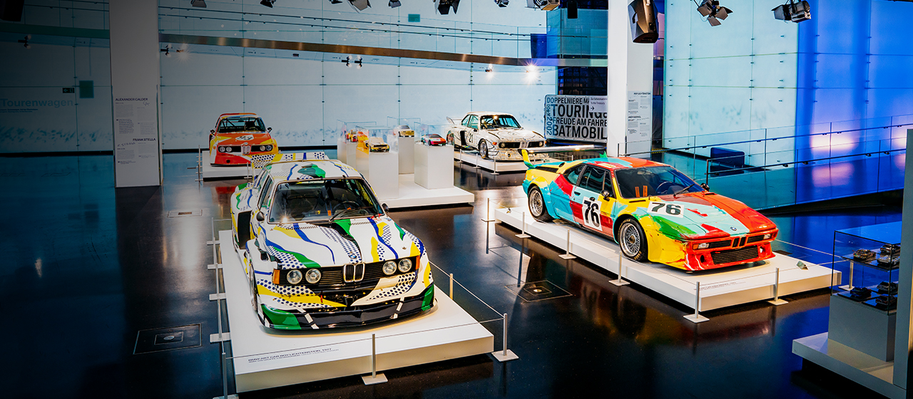 Innenaufnahme aus dem BMW Museum mit verschiedenen BMW Art Cars