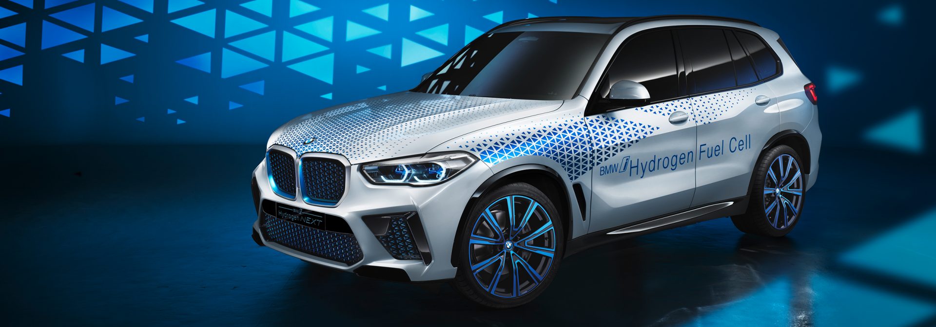 BMW i Hydrogen NEXT vor blauem Hintergrund