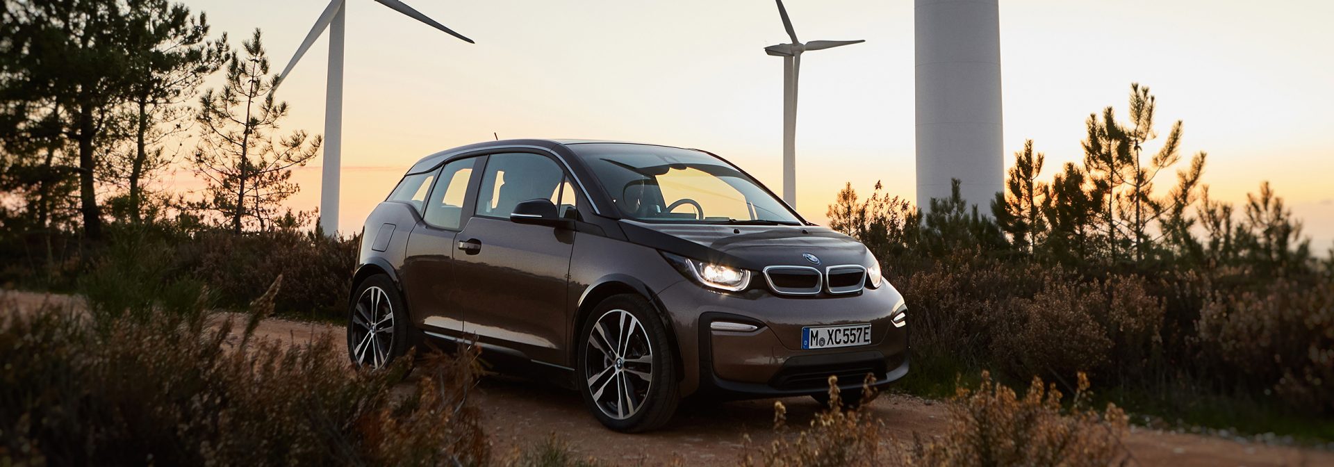 BMW i3 vor Windrädern