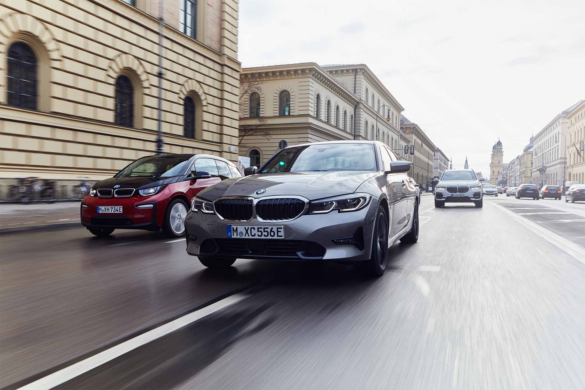 Drei BMW-Modelle im Straßenverkehr