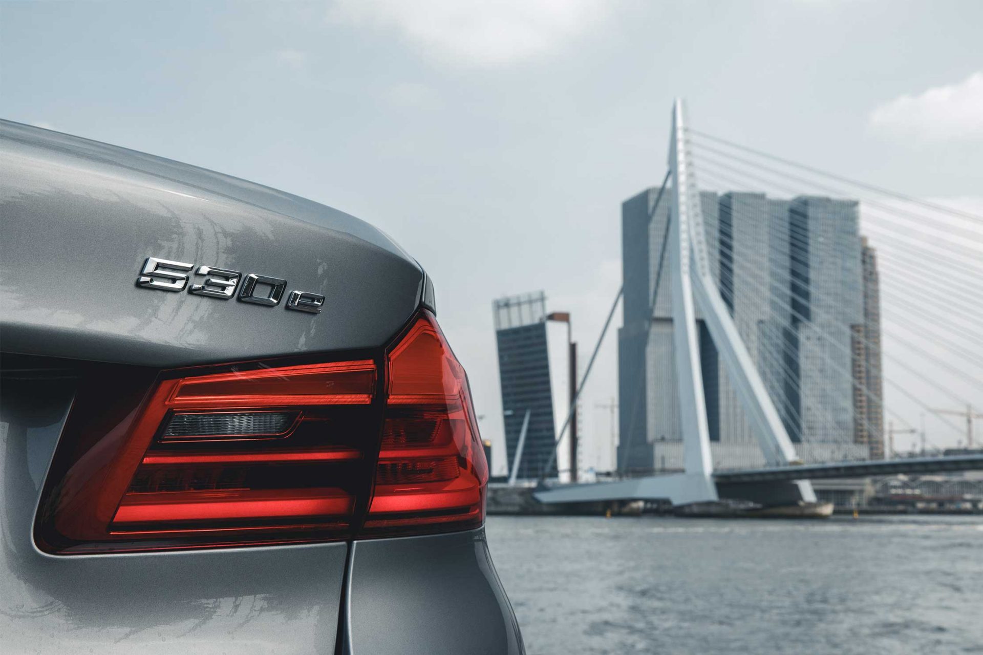 Fahrzeugdetail vor Skyline