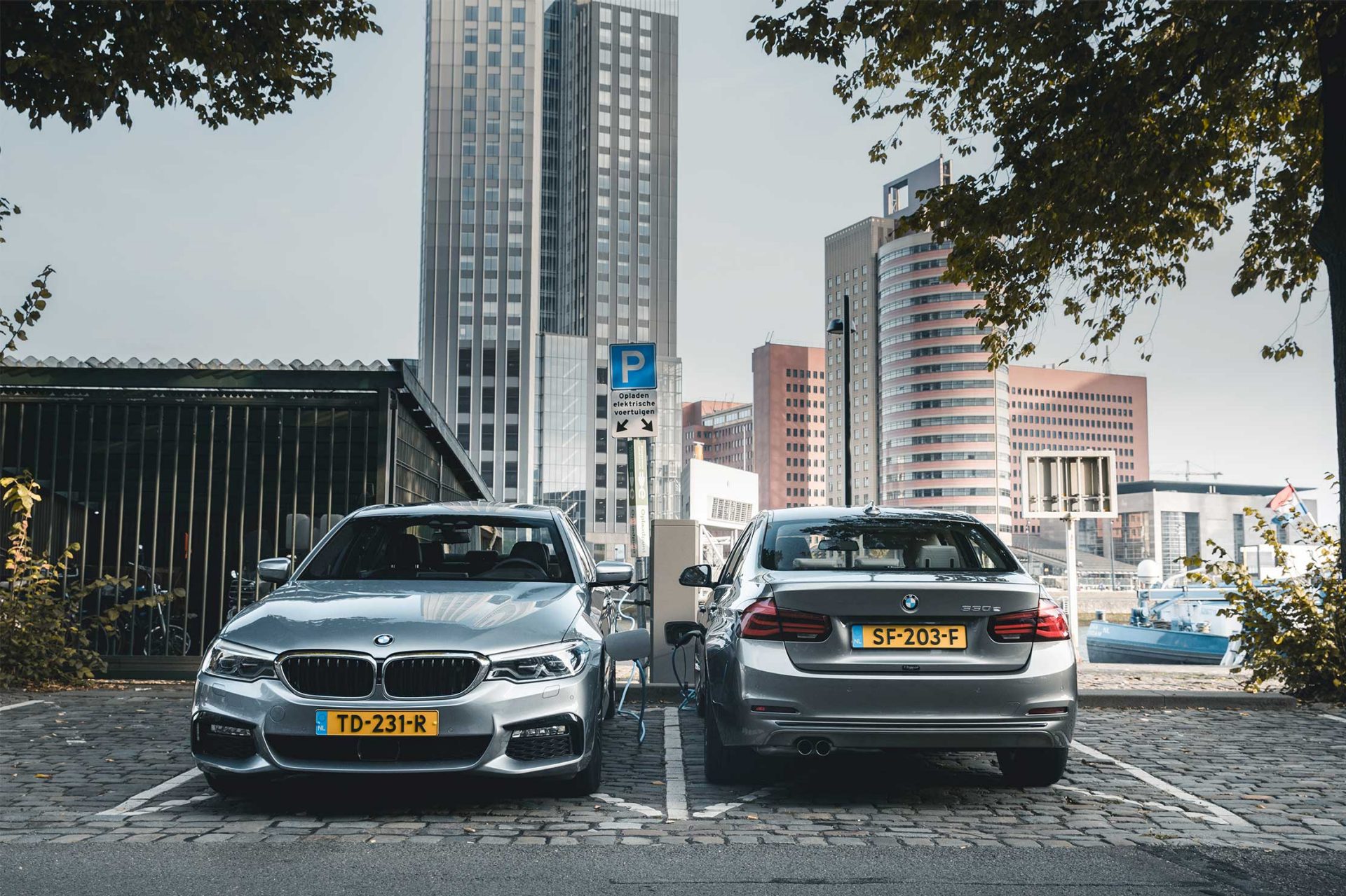 Zwei BMW vor Ladesäule
