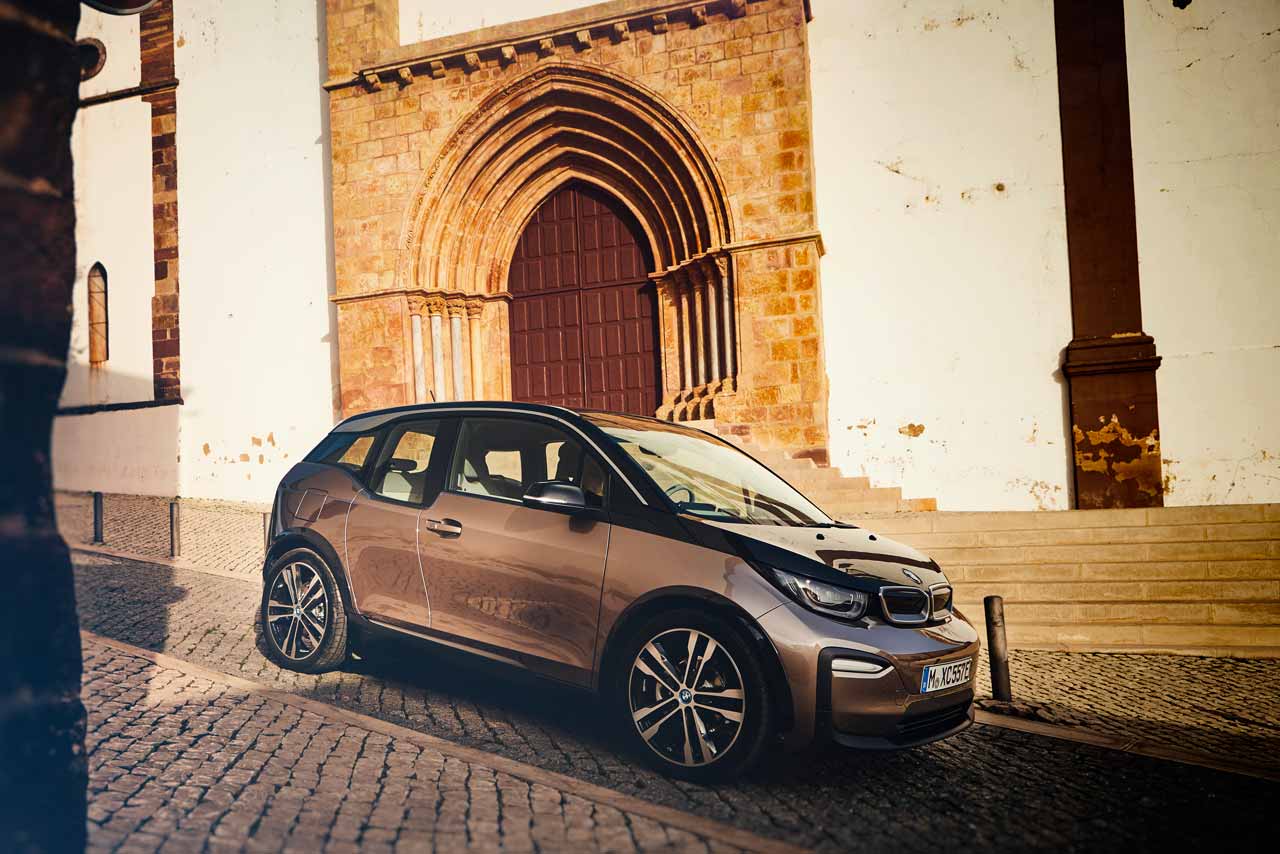 Ein BMW i3 vor einer Kirche