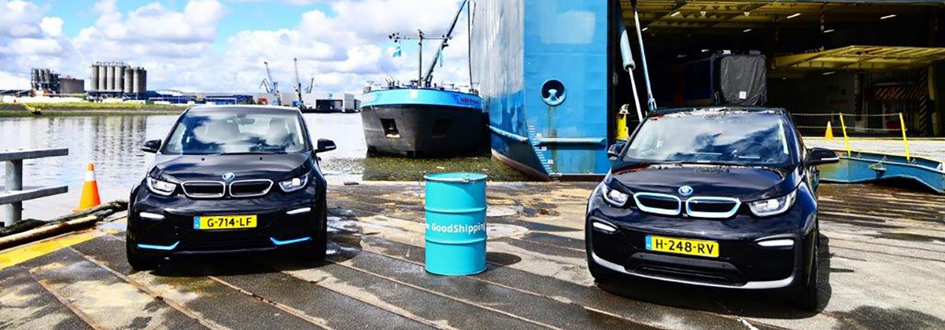 Zwei BMW i3 in einem Hafen vor einem Schiff
