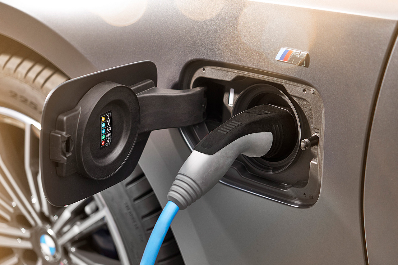 BMW Plug-In Hybrid an E-Ladestation