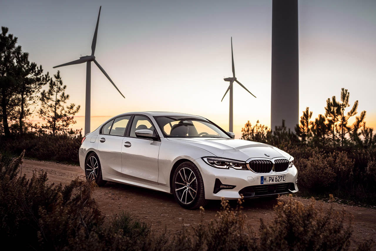 bmw vor windrädern