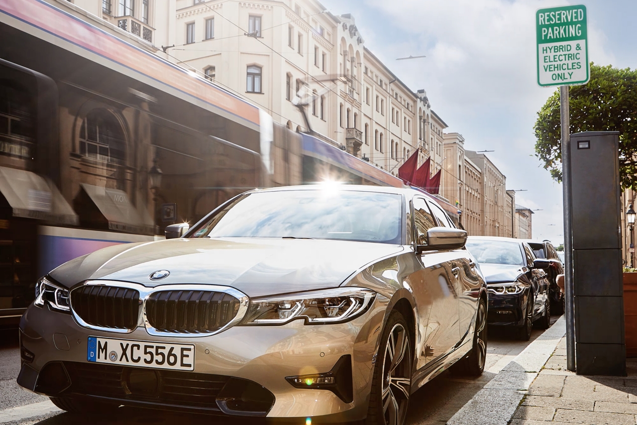 bmw parkt auf der strasse
