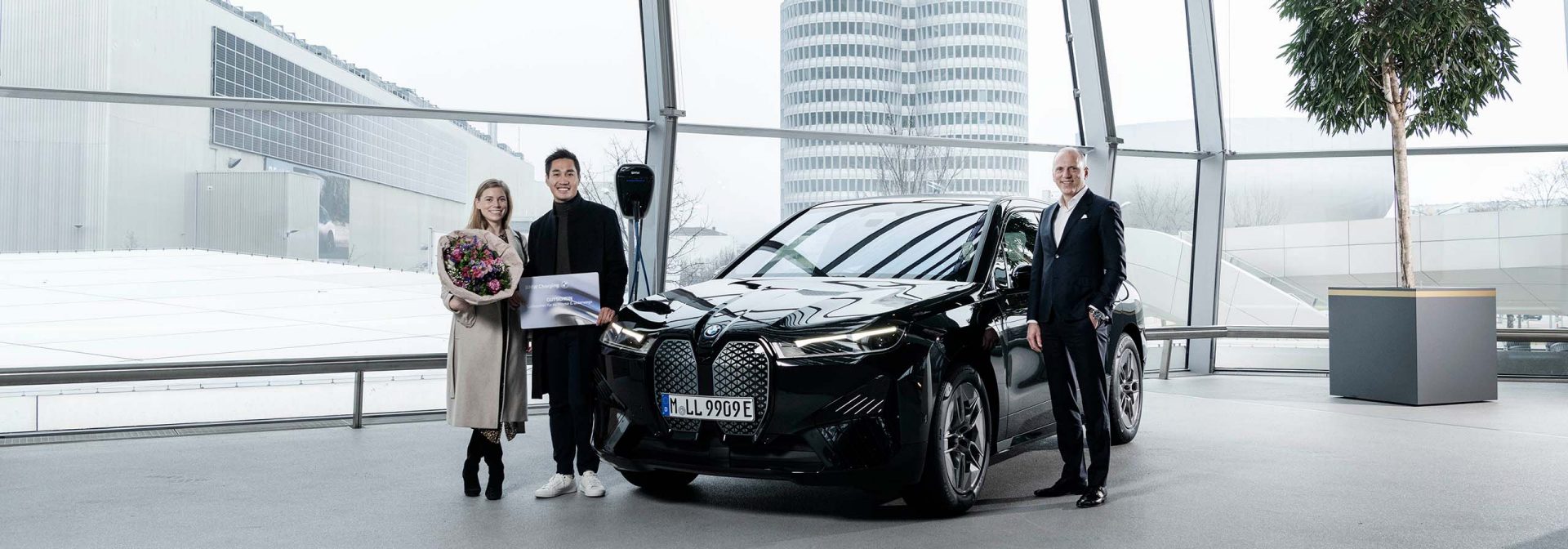 Die BMW Group hat das einmillionste elektrifizierte Fahrzeug an seinen Besitzer ausgeliefert. 