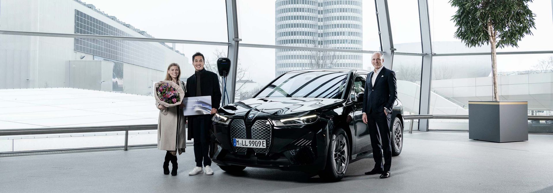 BMW: 12 Millionstes Auto aus Dingolfing - Unternehmens-, Wirtschaft- und  Branchen-Nachrichten (sonst.), Elektromobilität (E-Mobilität), Oberklasse-  und Sportwagen, News, Unterwegs auf der Autobahn - Reisen, Rasten, Tanken, Shoppen