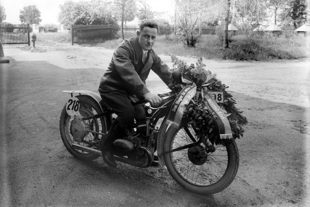 Rudi Reich BMW R 37 Rennmotorrad mit Siegerkranz