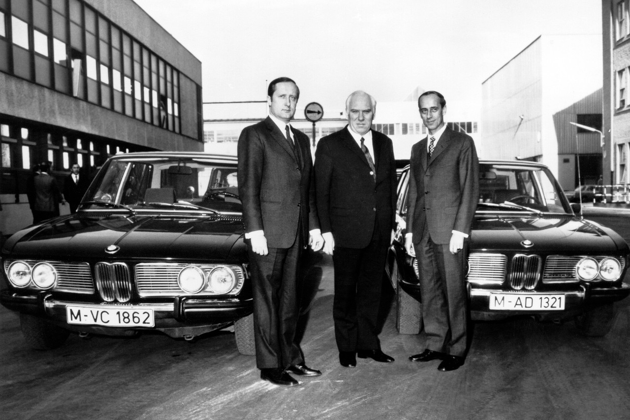 Hoher Besuch bei BMW: Eberhard v. Kuenheim, Bundesarbeitsminister Walter Arendt und Betriebsratsvorsitzender Kurt Golda. Die konstruktive Zusammenarbeit mit den Arbeitnehmervertretern war schon immer ein Erfolgskriterium der BMW Group.