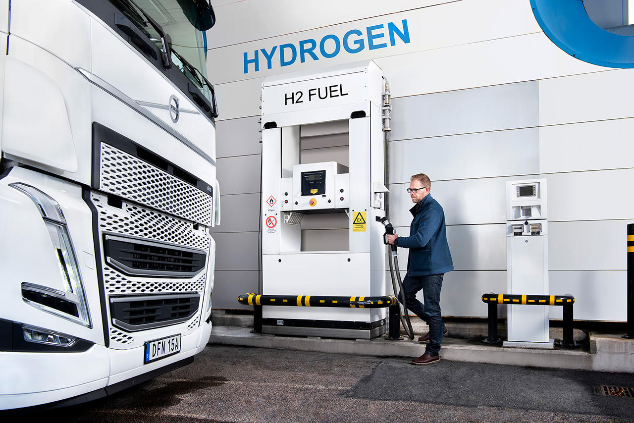 Ein LKW an einer Wasserstoff-Tankstelle