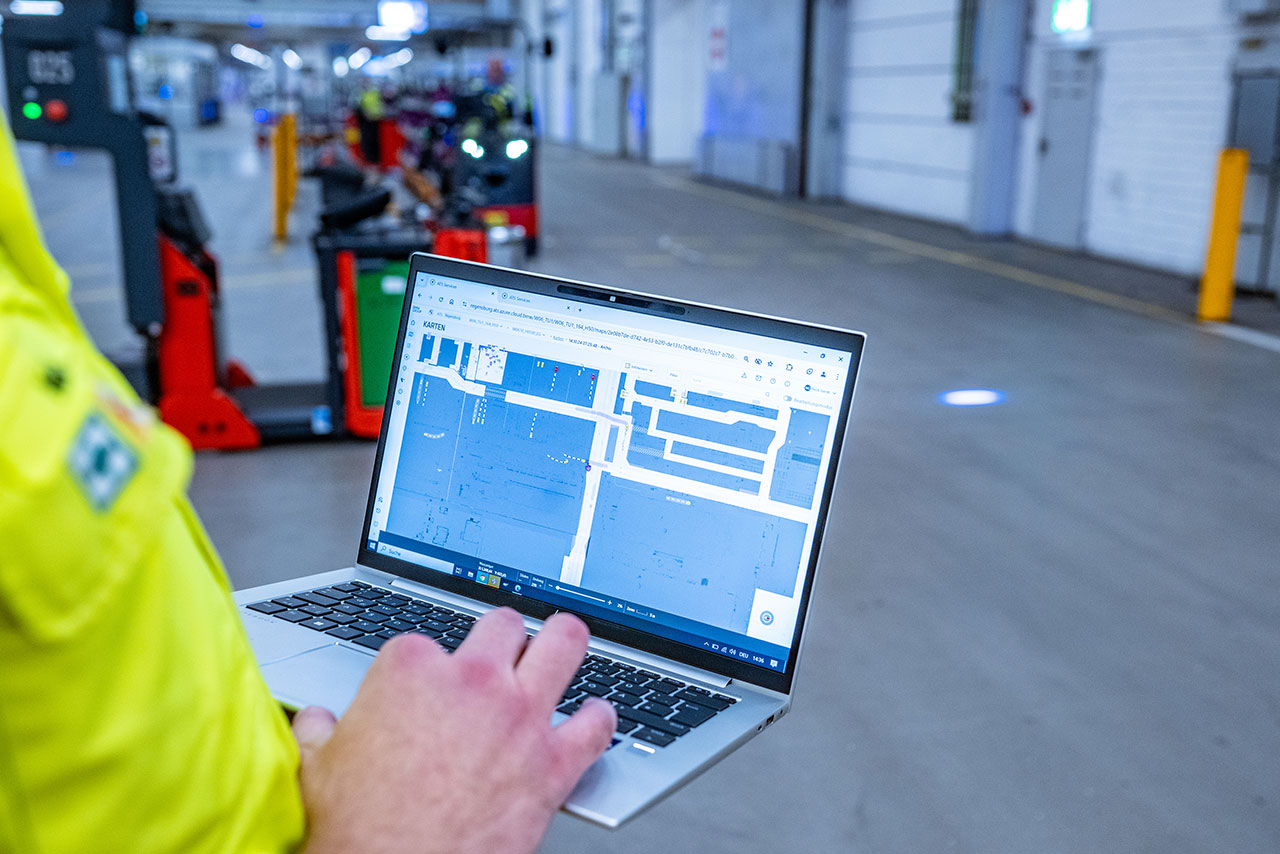 Mitarbeiter bedient cloudbasiertes Verkehrsleitsystem