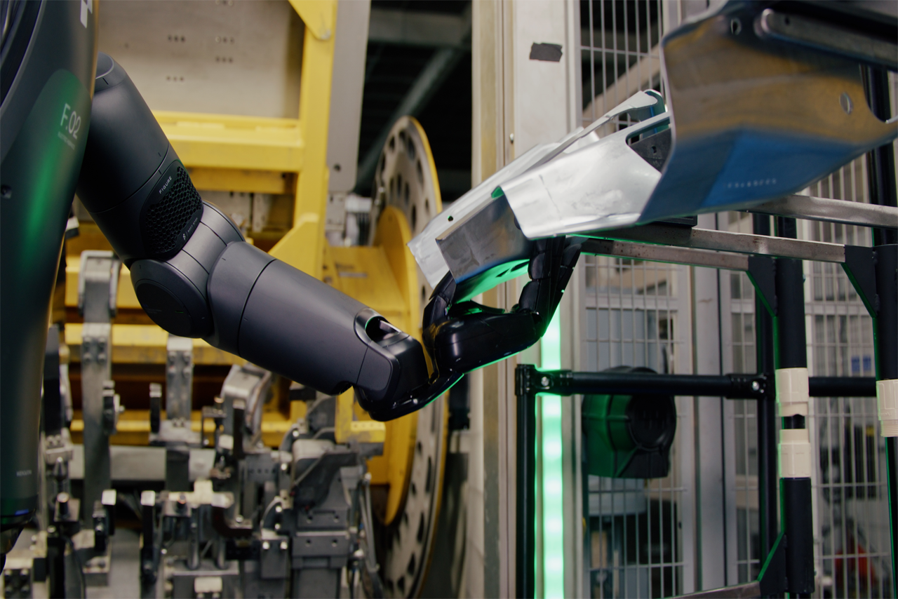 Der Roboter Figure 02 legt Blechteile in eine spezielle Vorrichtung.