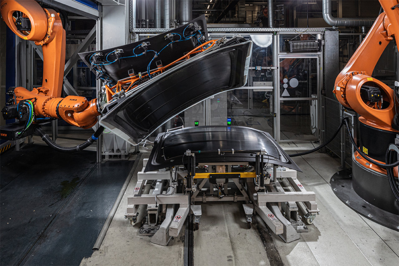 Robotergreifer im BMW Group Werk Landshut