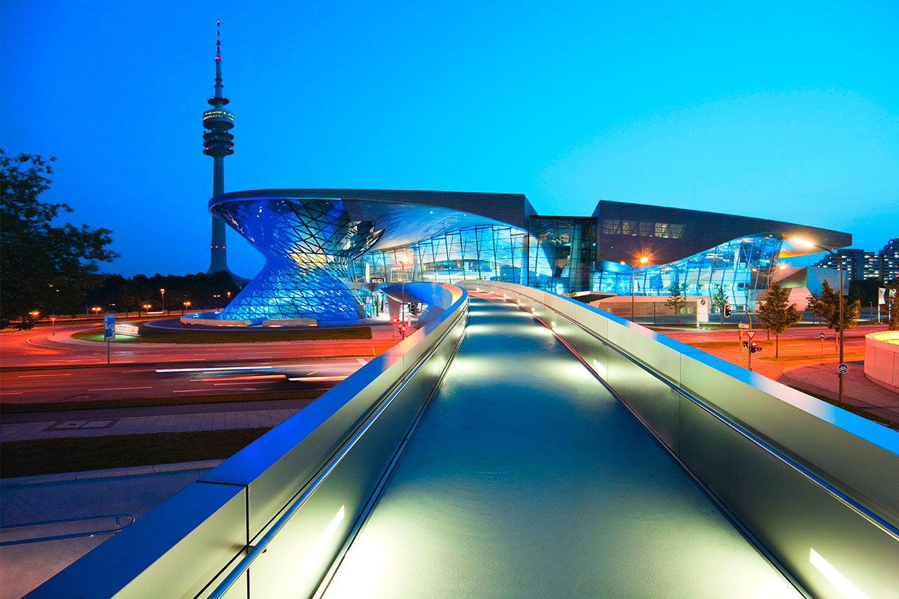 Die Konzernzentrale der BMW Group hinter der BMW Welt in München.