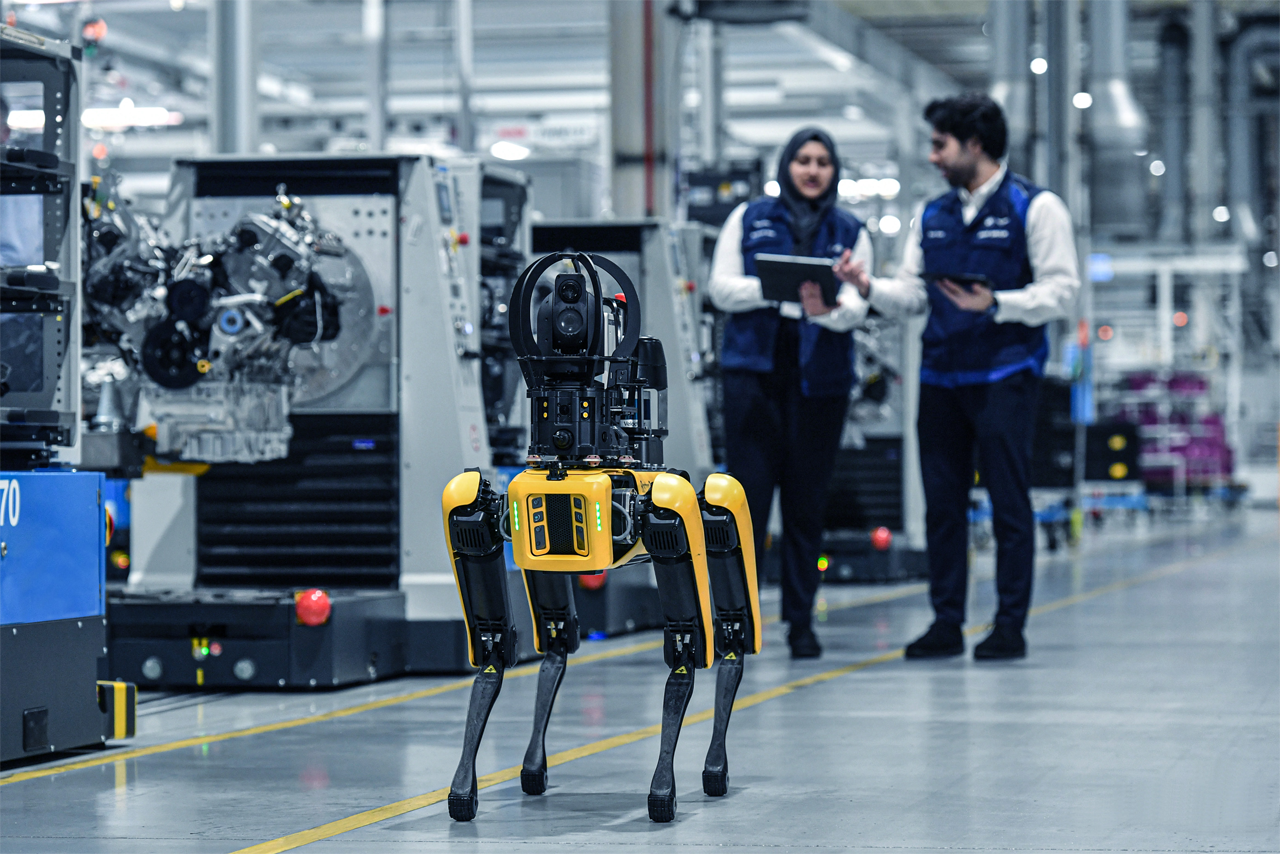 Roboterhund SpOTTO hat das Werk im Blick