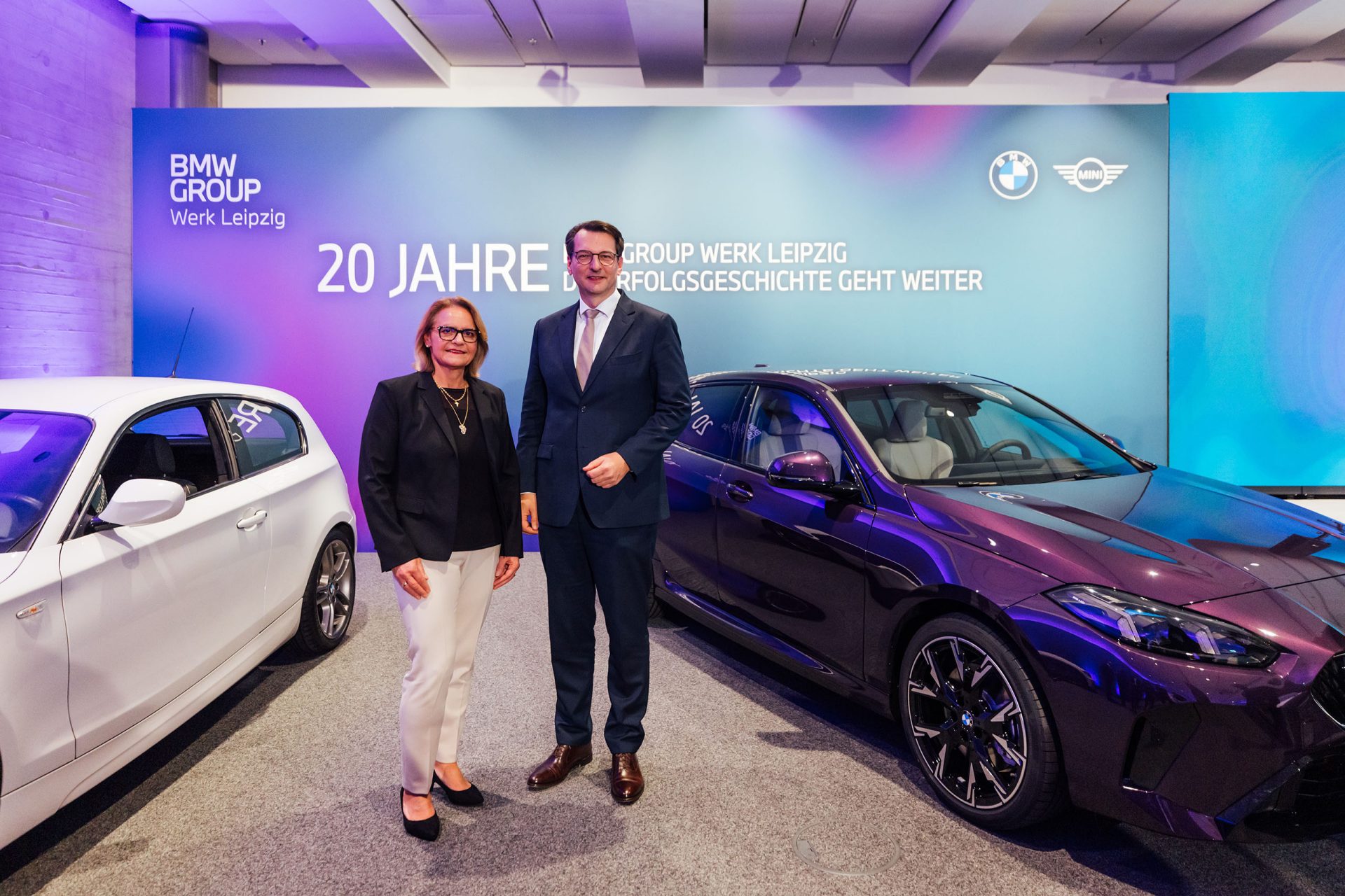 Petra Peterhänsel, Leiterin BMW Group Werk Leipzig, und Milan Nedeljković, Produktionsvorstand der BMW AG, zwischen einem BMW 1er (E87) und einem BMW 2er Gran Coupé (F74).