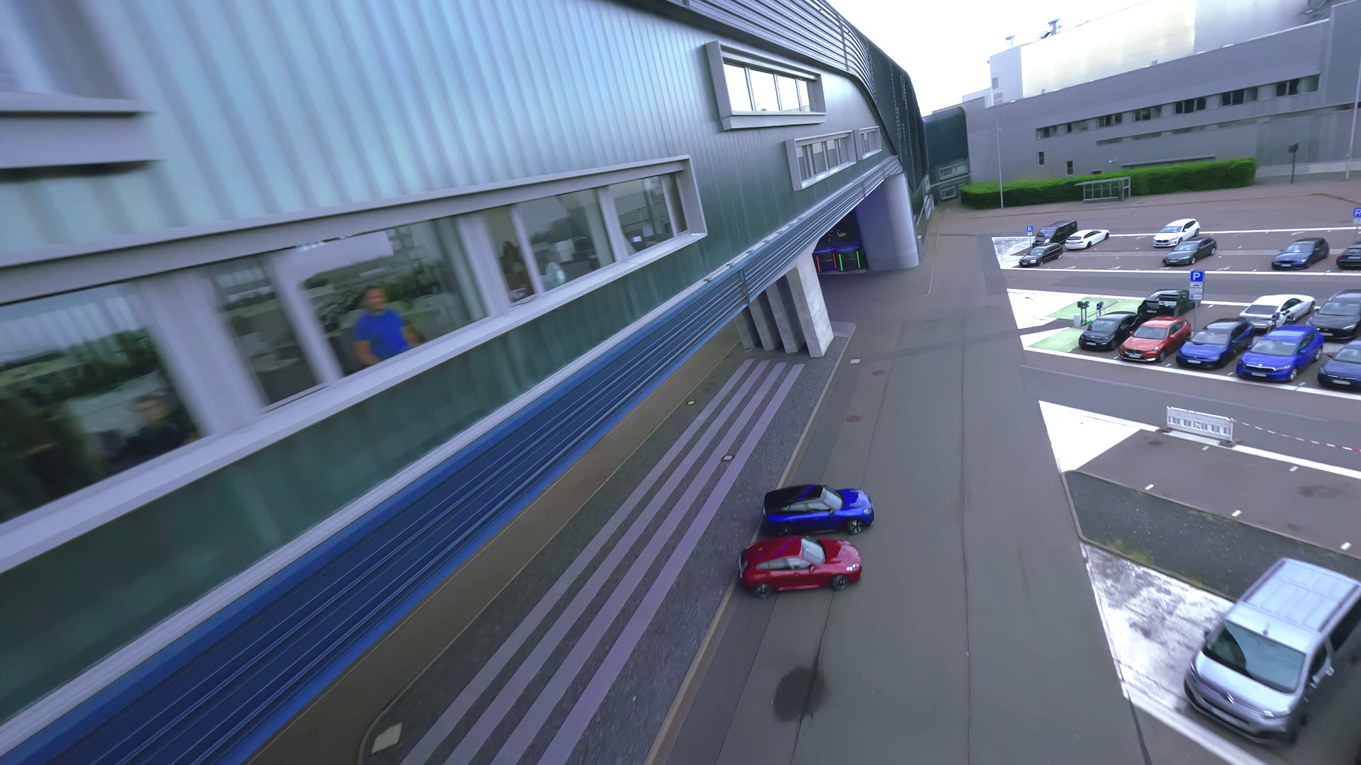 Das Video zeigt die Geschichte des BMW Group Werk Leipzig – von der Standortentscheidung 2001 über den Produktionsstart 2005 bis in die Gegenwart.