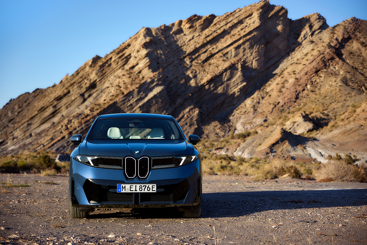 Neuer BMW iX3 vor einer felsigen Landschaft