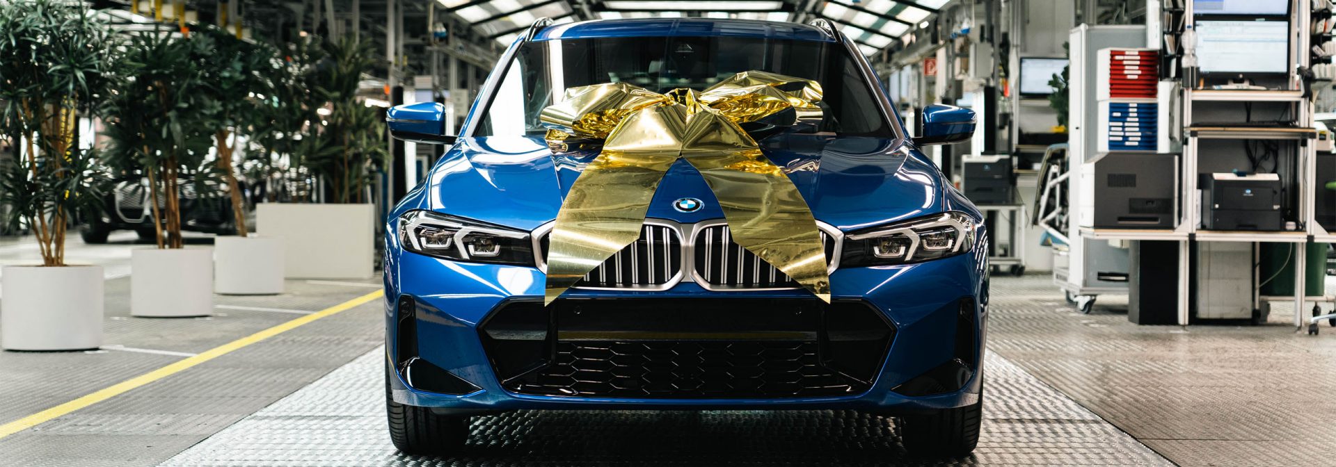 Portimao Blauer BMW 330e Touring mit goldener Schleife: Dreimillionstes elektrifiziertes Fahrzeug der BMW Group läuft im Werk München vom Band.