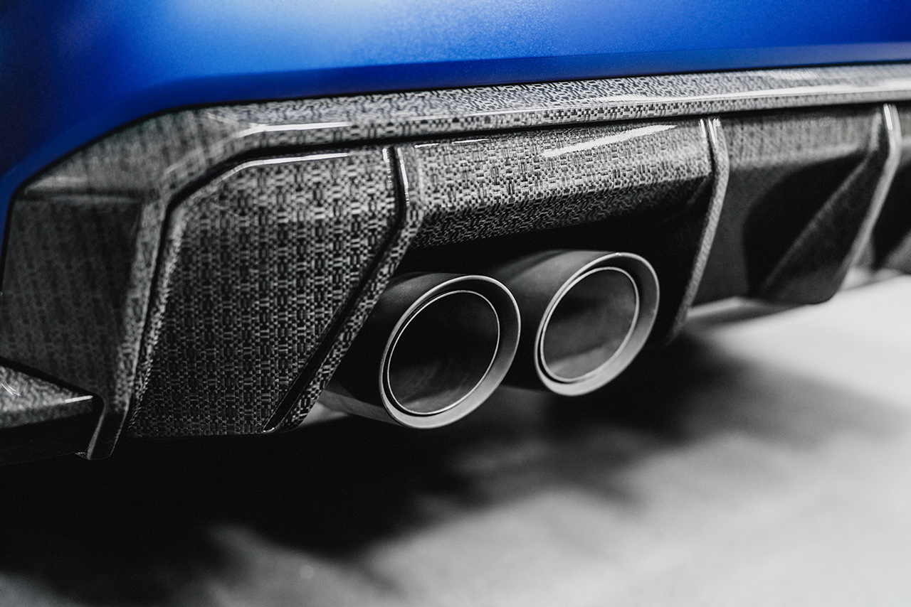 Detailaufnahme vom Heck eines BMW Group Fahrzeugs mit Komponenten aus Naturfaser-Verbundwerkstoff