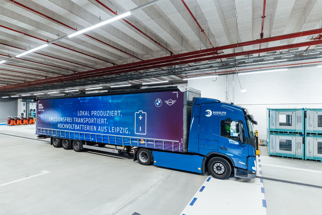 Ein Elektro-LKW in der Produktionshalle.