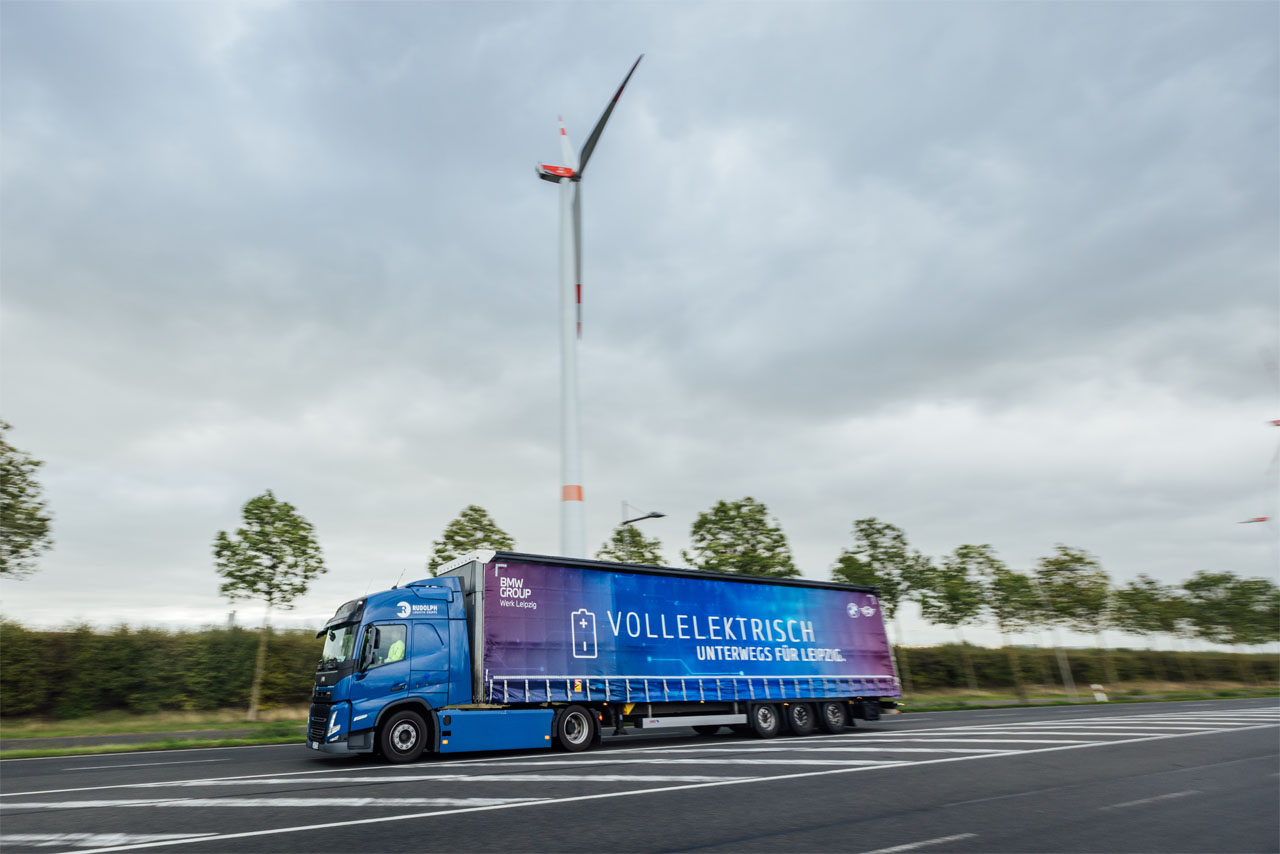 Ein vollelektrischer LKW unterwegs auf der Straße.