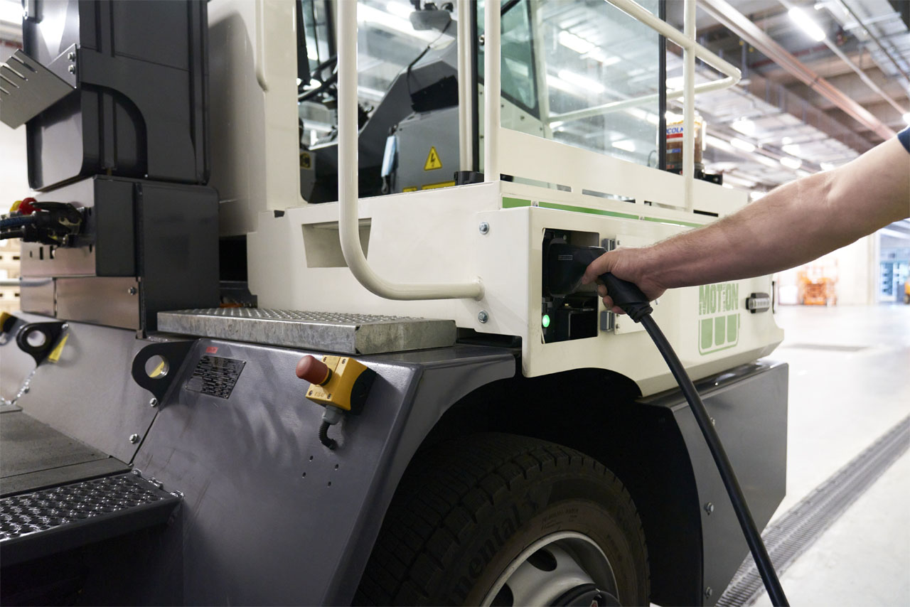 Ein kleineres elektrisches Transportfahrzeug wird geladen. 