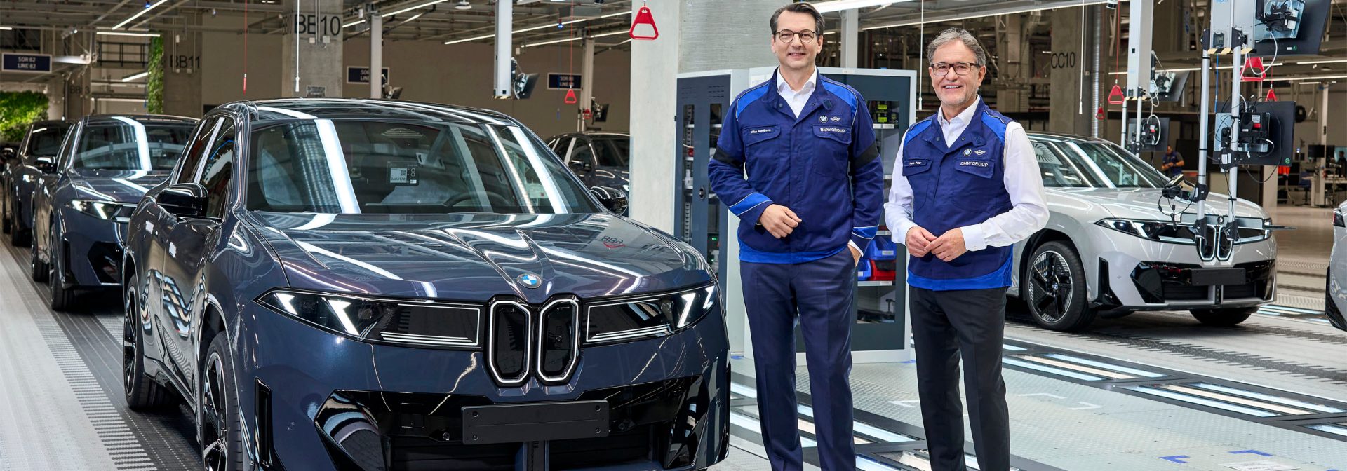 BMW AG Produktionsvorstand Milan Nedeljković (links) und Werkleiter Hans-Peter Kemser im neuen BMW Group Werk in Debrecen, Ungarn, neben dem neuen BMW iX3.