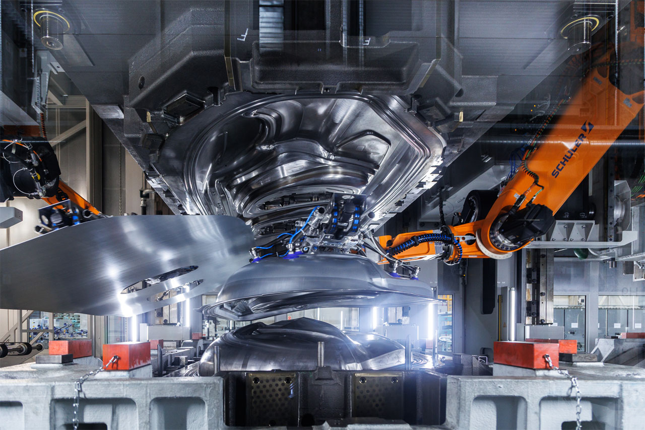 Im Presswerk des BMW Group Werk in Debrecen werden einzelne Bleche zu Karosserieteilen geformt.