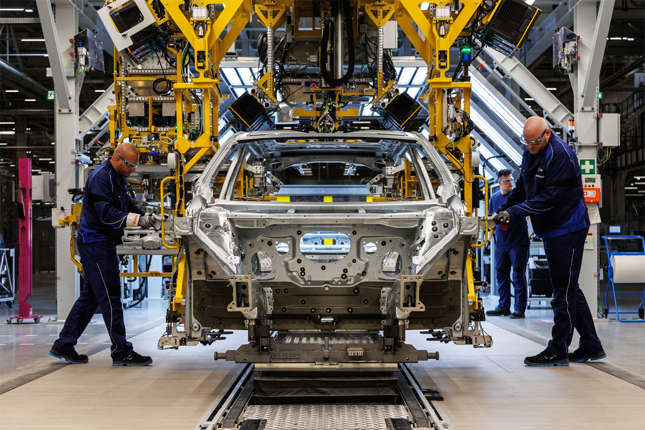 Zwei Werker montieren Teile eines BMW iX3 im Karosseriebau des BMW Group Werks Debrecen.