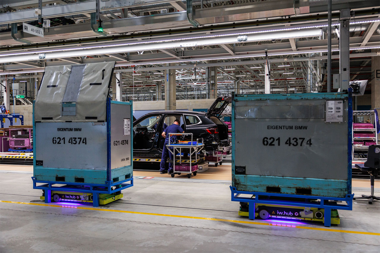 Zwei Smart Transport Robots bringen Container zu den Montageorten an der Produktionslinie des BMW iX3 im BMW Group Werk in Debrecen.