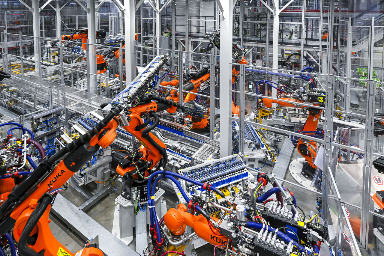 Blick in die High-Tech-Produktion der Gen6-Hochvoltbatterien mit vielen Robotern.