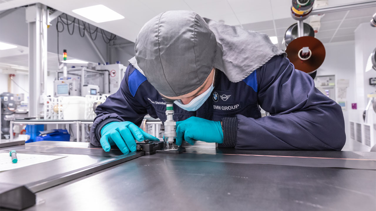 Ein Spezialist der BMW Group prüft mit einem Messgerät ein Bauteil für die Batteriezellfertigung im Kompetenzzentrum Batteriezelle (Battery Cell Competence Center, BCCC) der BMW Group.