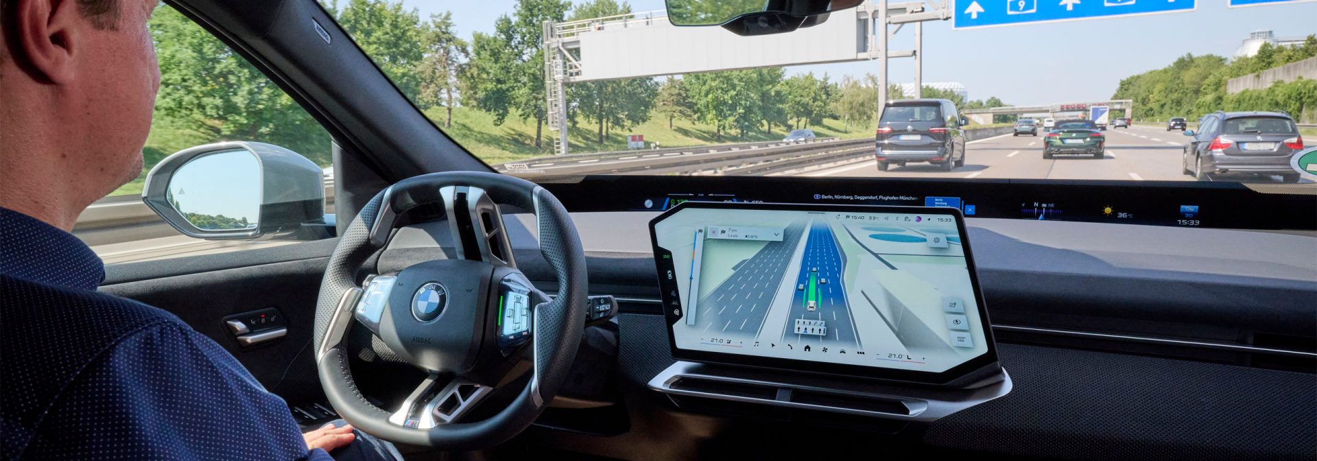BMW iX3 auf der Autobahn: Mit aktiviertem Autobahnassistenten kann der Fahrer bequem in den Schoß legen, während das Zentral-Display aktive Navigation und Fahrerassistenz zeigt.