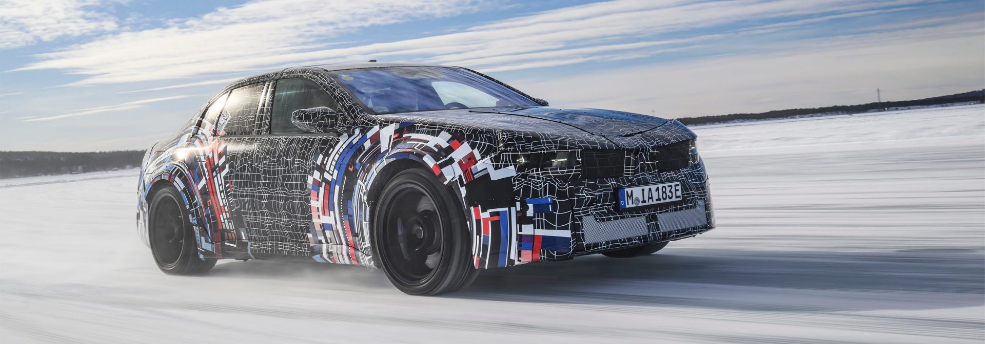 Getarnter BMW M Prototyp (Erlkönig) der neuen Modellgeneration beim dynamischen Wintertest auf vereister Strecke.