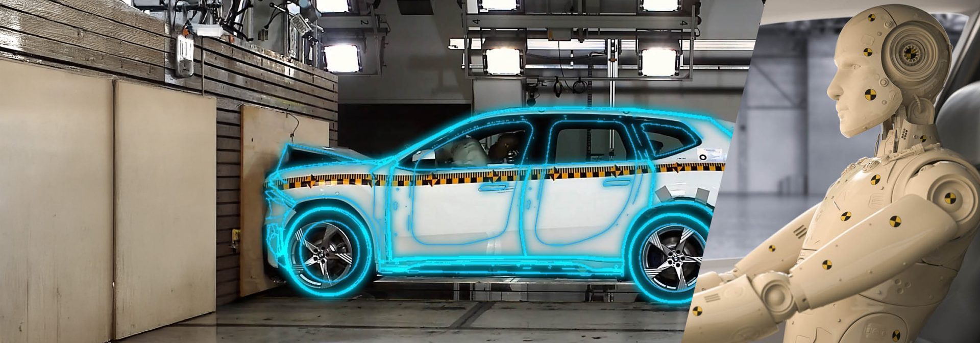 Realer und virtueller Crashtest der BMW Group: physischer Aufprall eines BMW SUV-Modells in der Crashhalle (links), dessen leuchtend blaue Konturen den Übergang zur digitalen Welt symbolisieren. Rechts daneben ein Crashtest-Dummy im Innenraum.