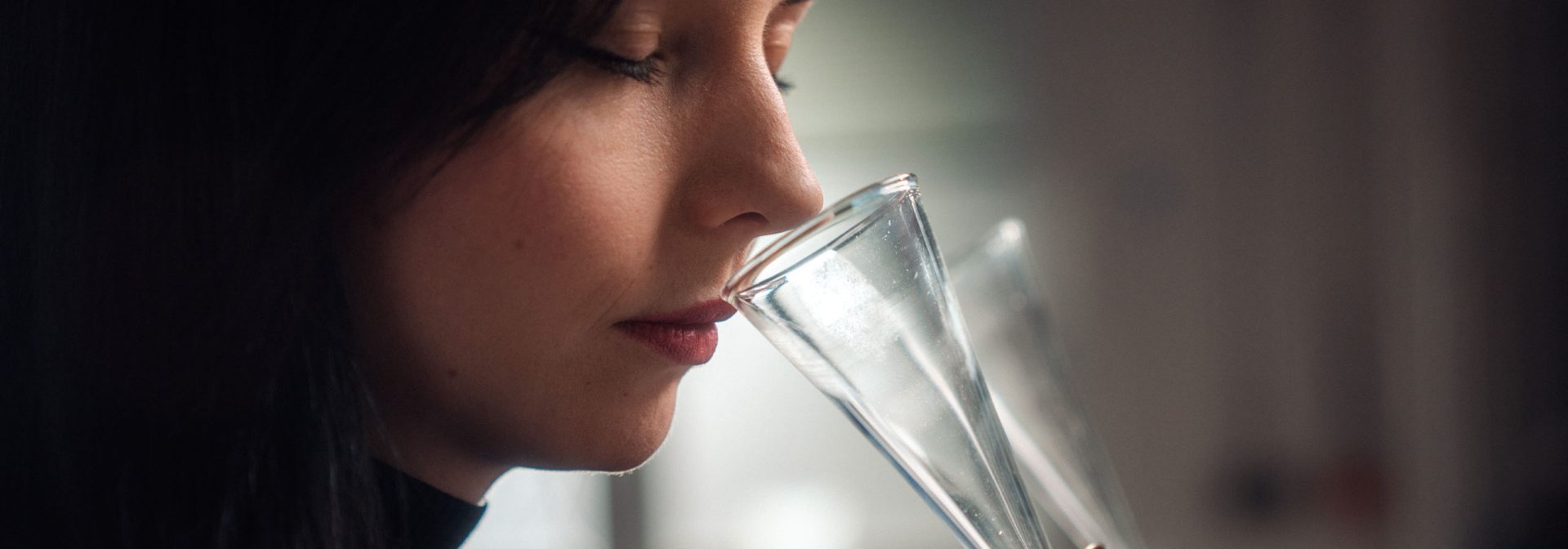 Eine Expertin nimmt eine Geruchsprobe im BMW Group Geruchslabor.