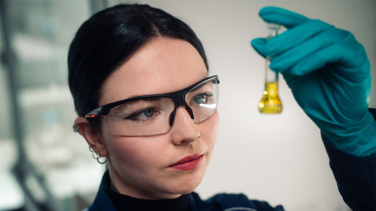 Eine Expertin begutachtet eine Flüssigkeitsprobe im BMW Group Geruchslabor.