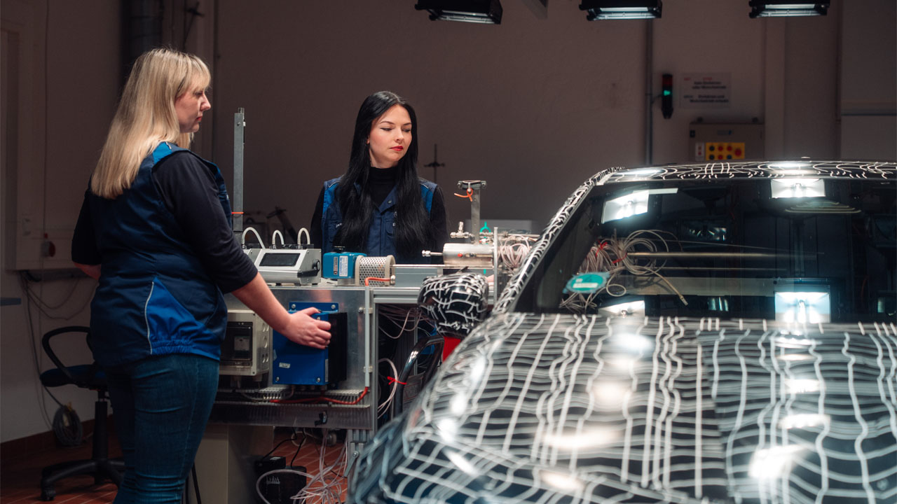 Im BMW Group Geruchslabor prüfen zwei Expertinnen die Innenraumluftqualität des neuen BMW i3 mit modernster Messtechnik.