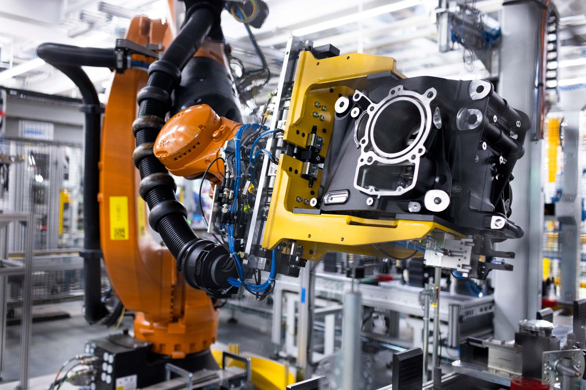 Produktion des Boxermotors für das viermillionste im BMW Group Werk Berlin gefertigten Motorrad, einer BMW R 1300 GS Adventure.